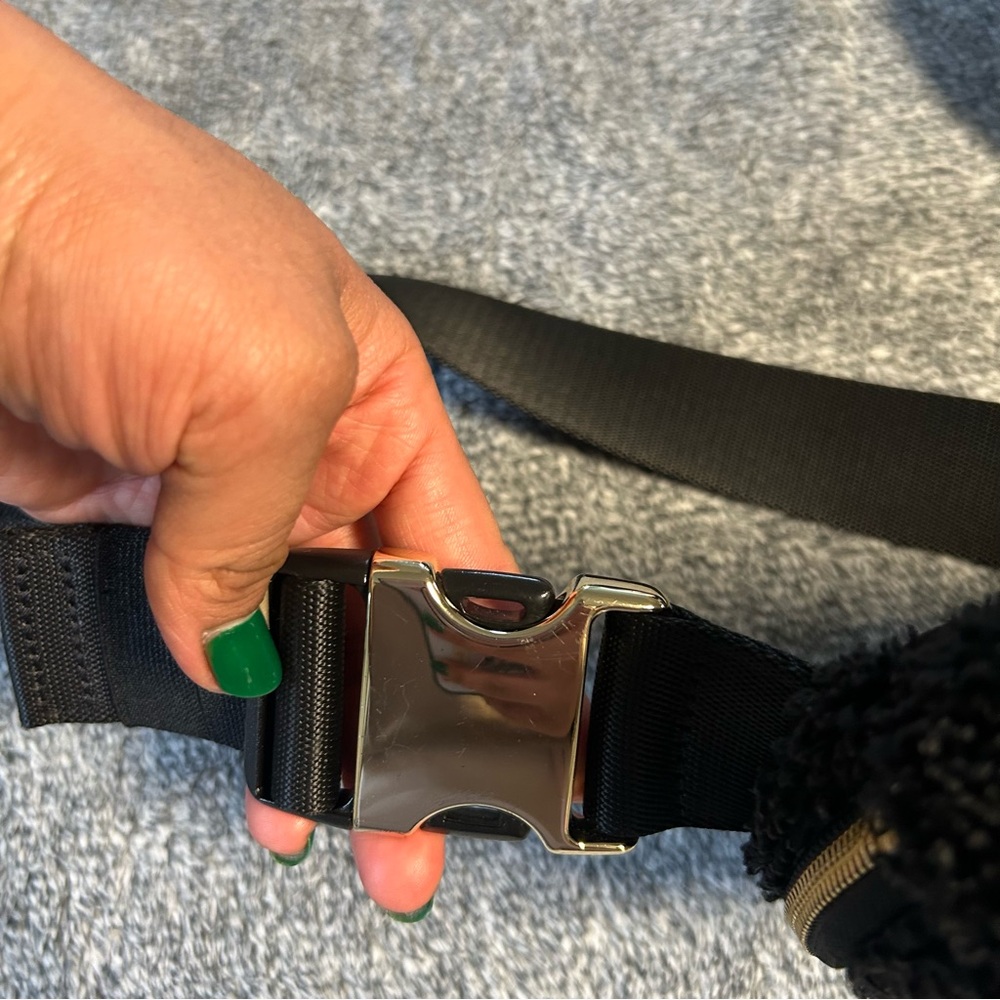 LULULEMON - Black Sherpa Belt Bag - Picture 5 of 7